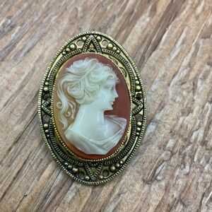 Cameo Vintage Gold Tone Accents Oval Brooch